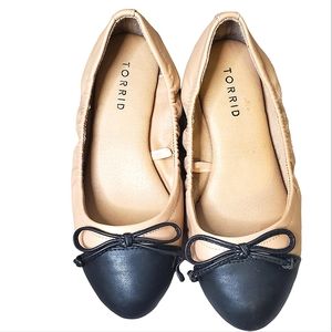 TORRID | Women's tan & black bow tip faux-leather scrunch ballet flats. Size 6W.